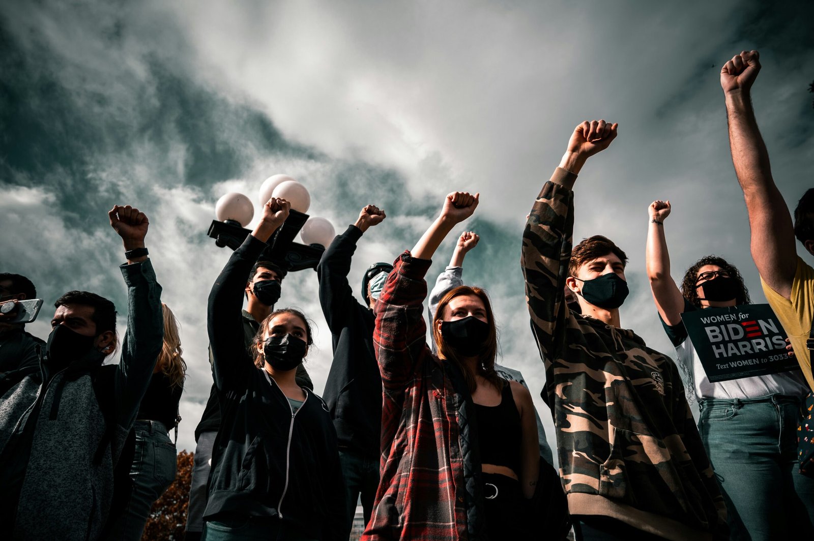 Fascisterne: How Political Figures Exploit Social Divisions to Gain Support